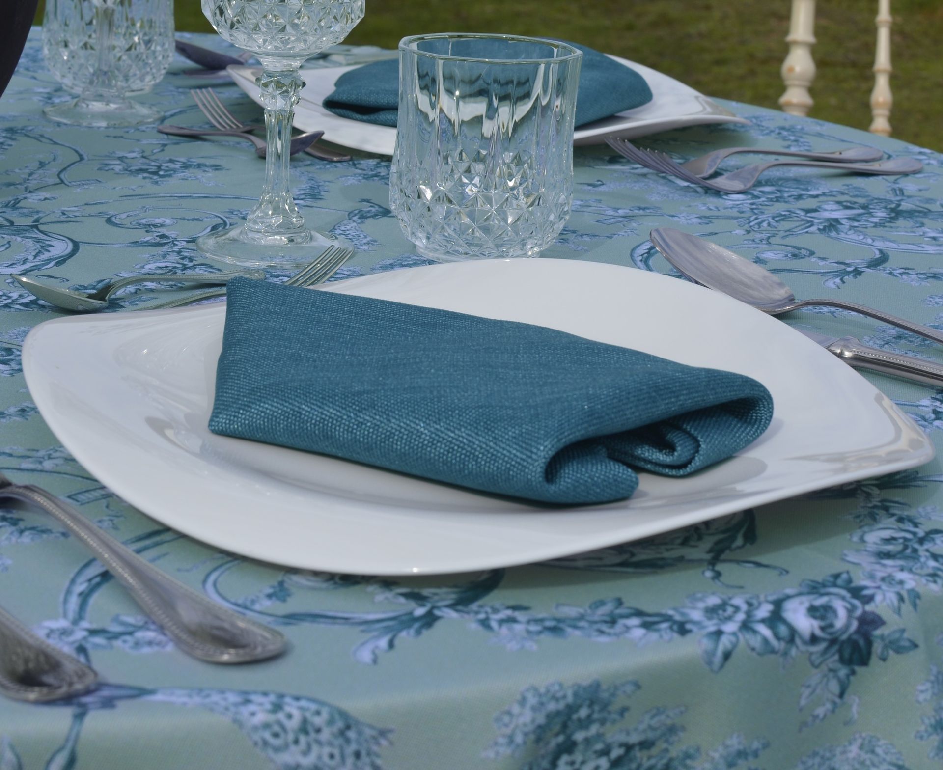 Un plato blanco con una servilleta azul encima