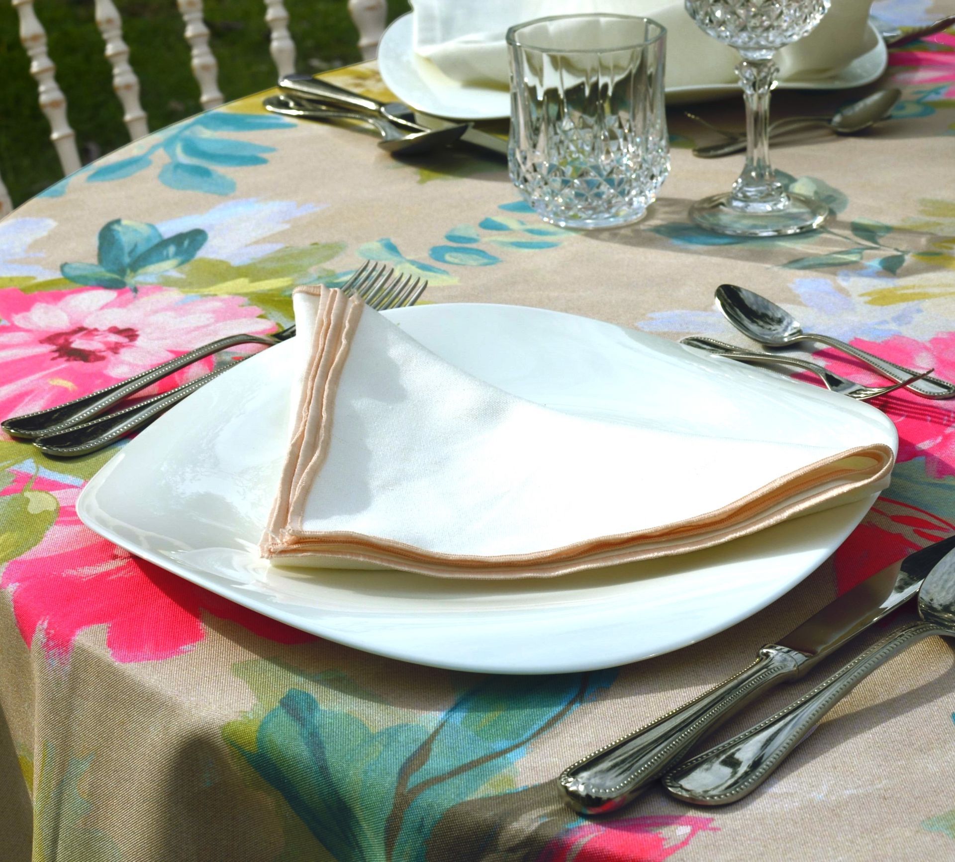 Un plato blanco con una servilleta encima está sobre una mesa.