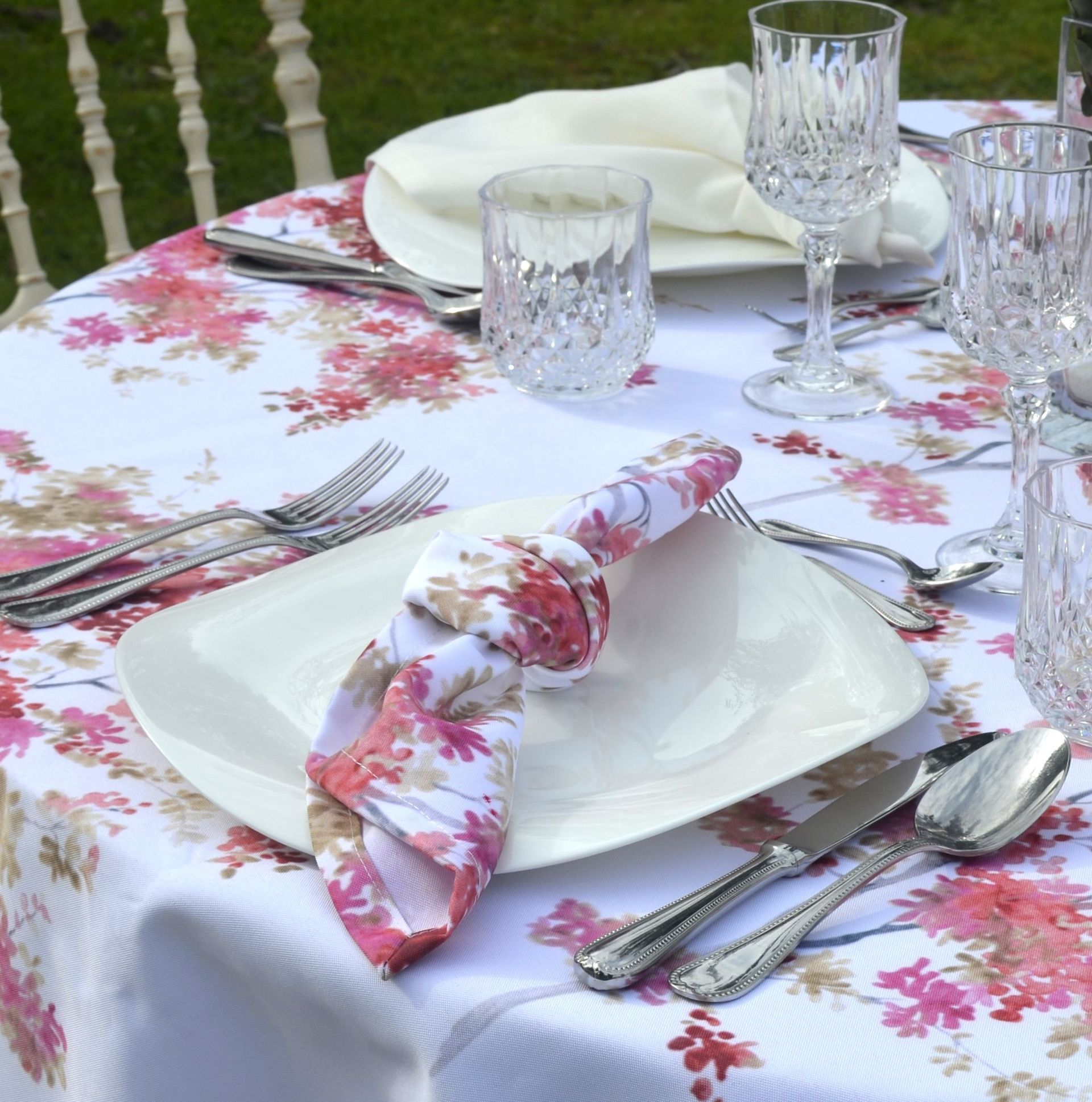 Una mesa con platos, vasos y cubiertos encima.
