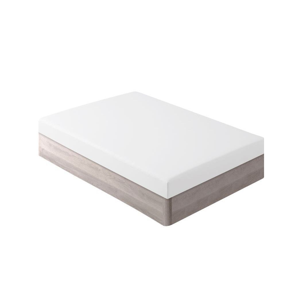 Un colchón blanco con una base marrón sobre un fondo blanco.
