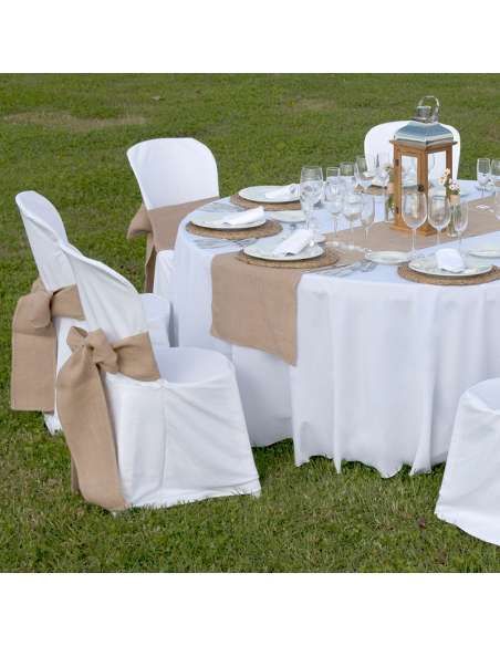 Una mesa preparada para una recepción de boda en el césped.