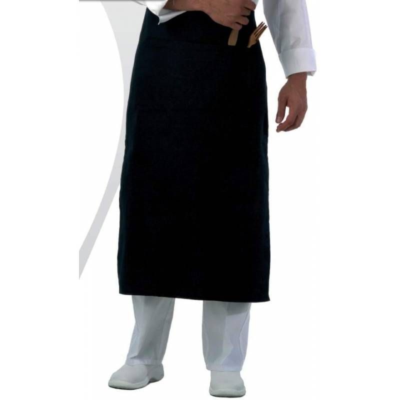 Un hombre que lleva un delantal negro y pantalones blancos.