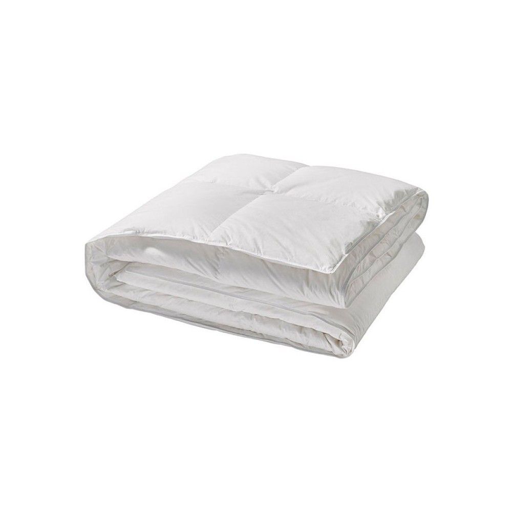 Un edredón blanco está sobre una cama sobre un fondo blanco.