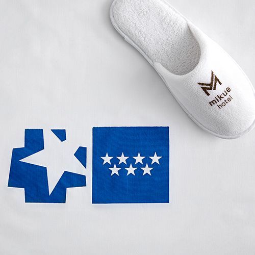 Una zapatilla blanca con la palabra