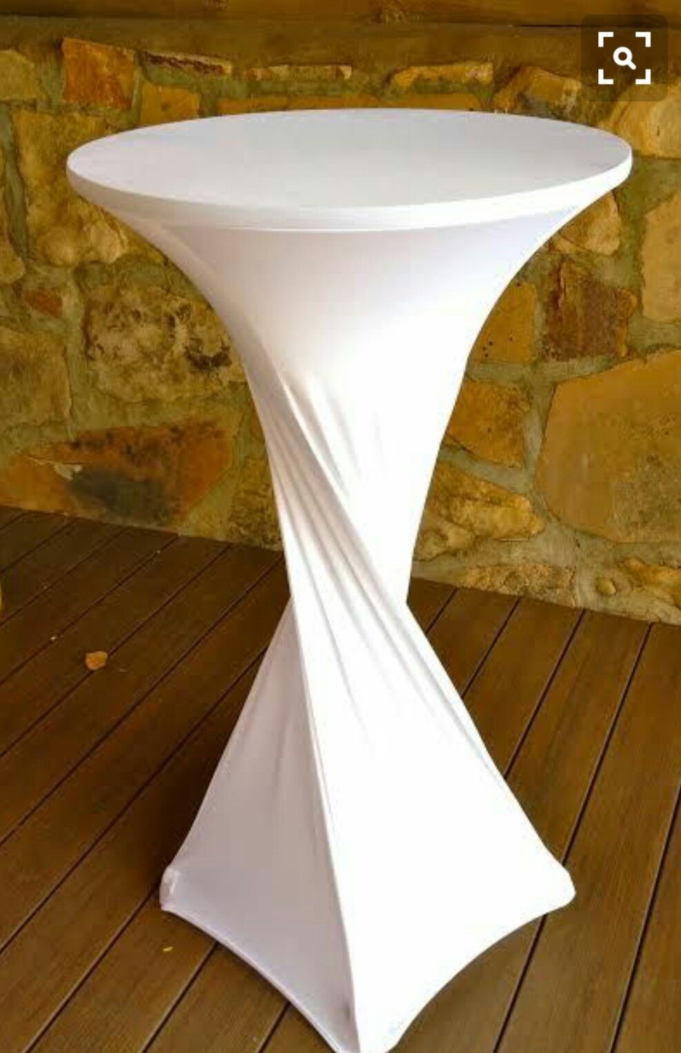 Mesa de cóctel blanca con funda de tela trenzada, para exterior.