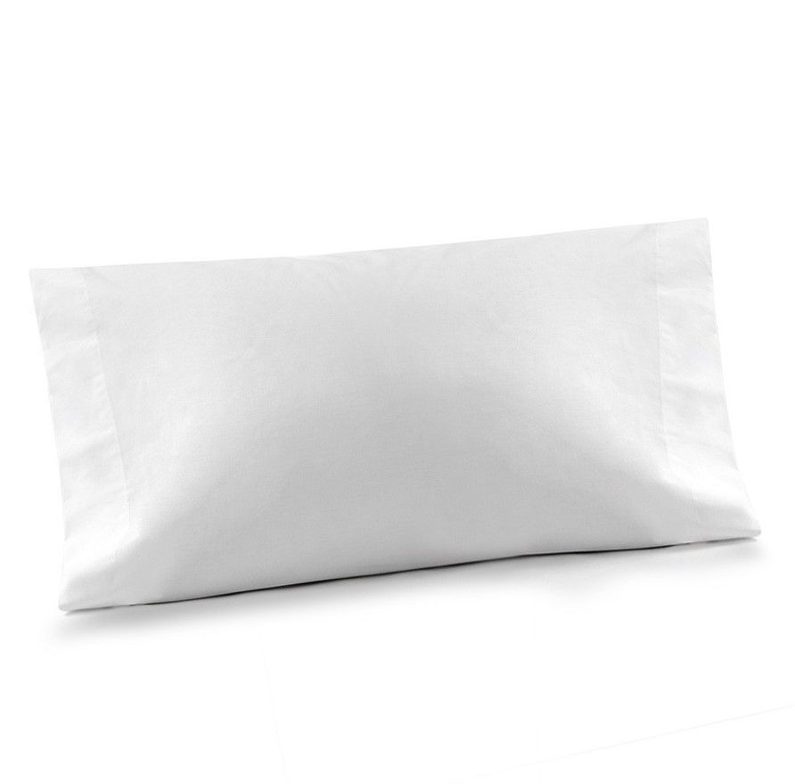 Una almohada blanca reposa sobre una superficie blanca.