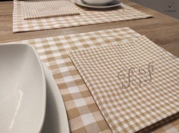 Un mantel con una servilleta y un cuenco sobre una mesa.