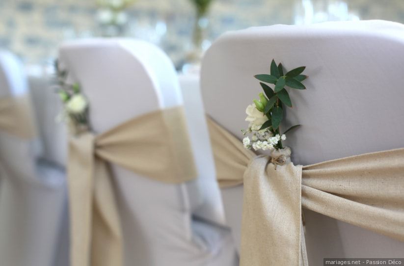Una fila de sillas están decoradas con lazos y flores.