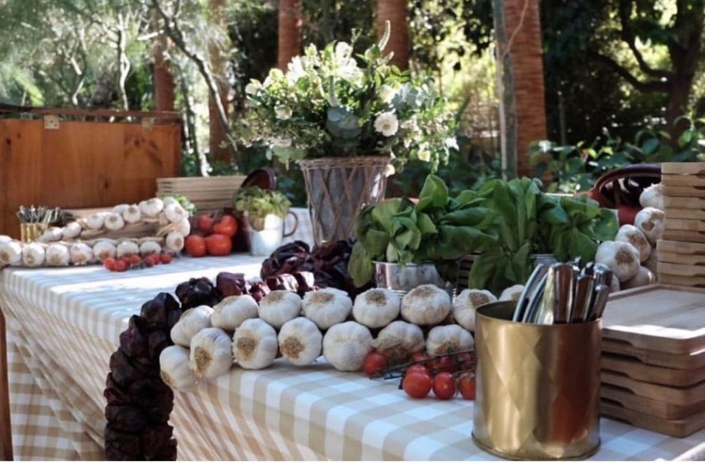 Una mesa con muchas verduras encima