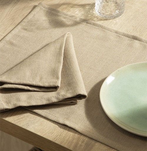 Una mesa con una servilleta y un plato encima.