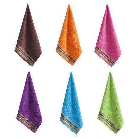 Seis toallas de diferentes colores están alineadas sobre un fondo blanco.