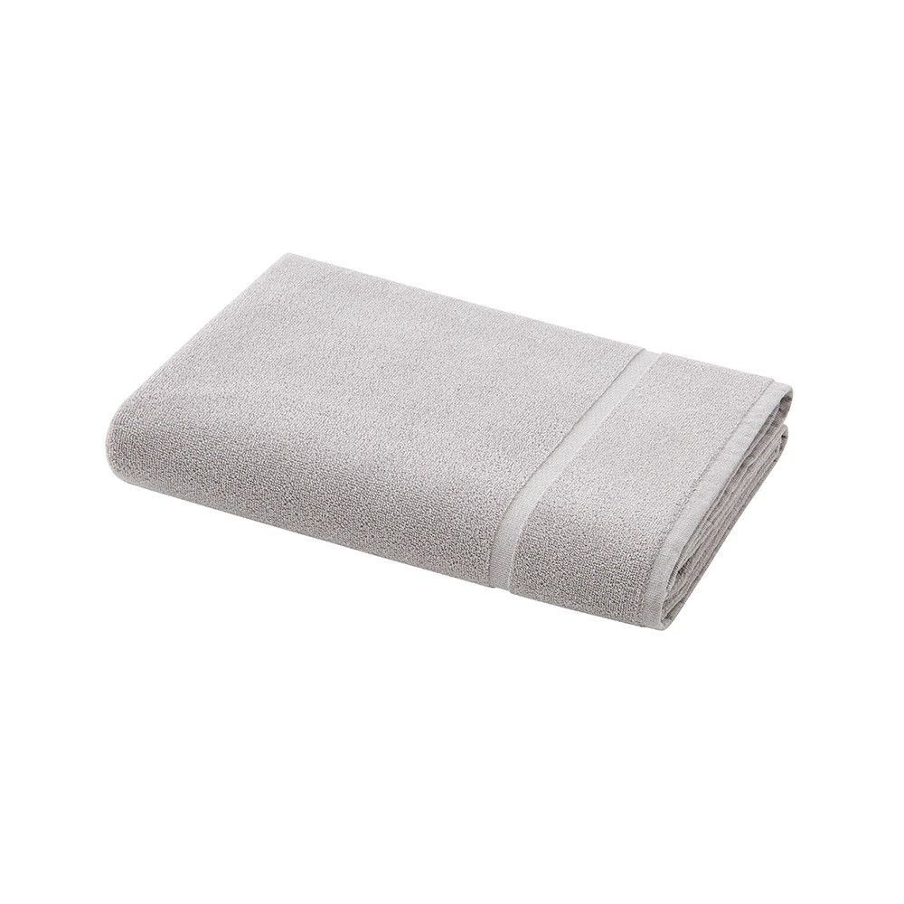 Toalla de baño gris doblada.