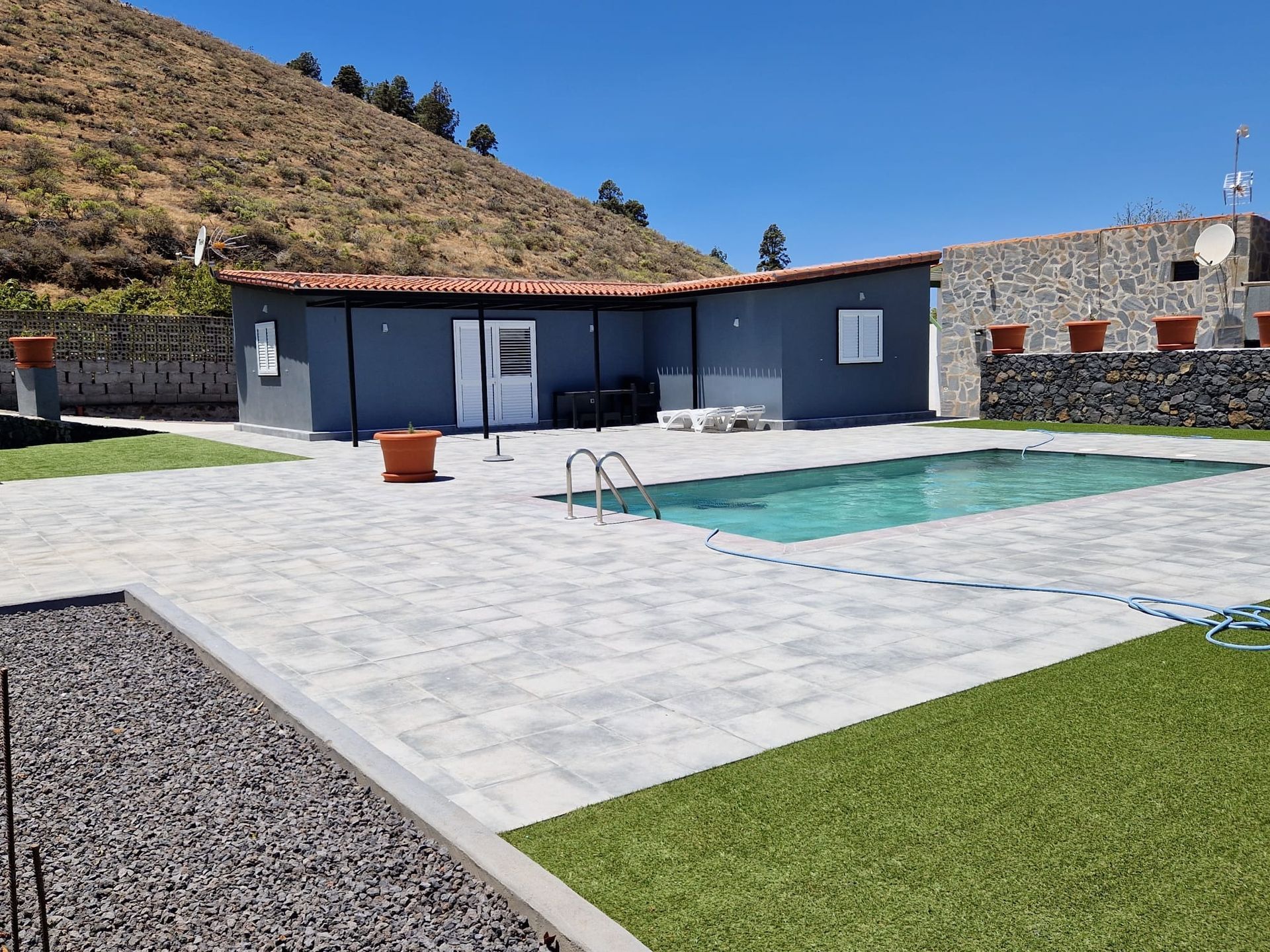 Una casa con una gran piscina delante de ella.