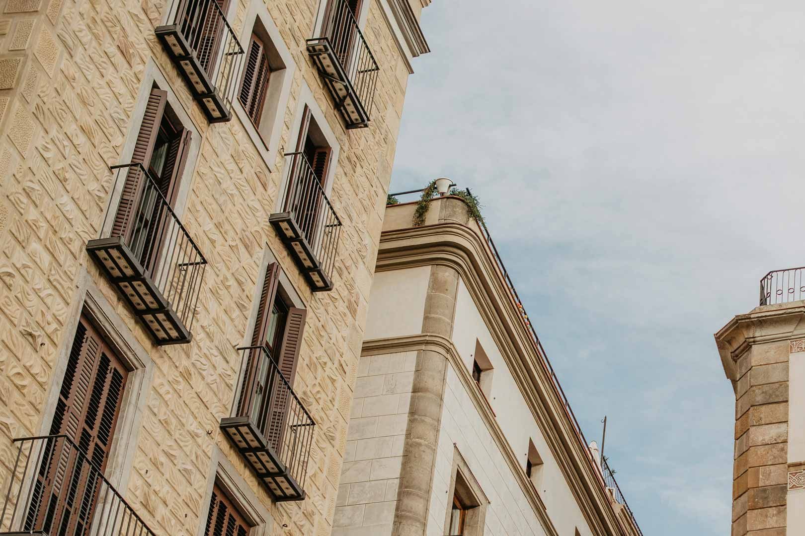 Se está pintando un edificio con andamios a su alrededor.