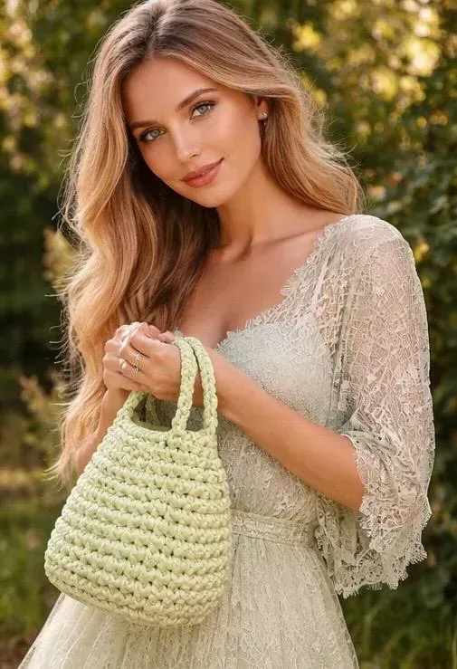 Bolso modelo bombonera hecho de raso 35 euros