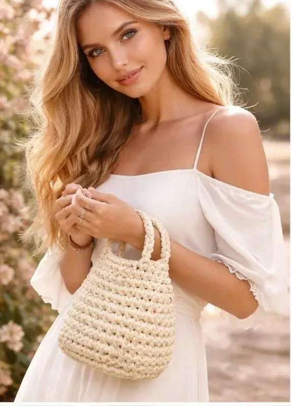 Bolso modelo bombonera hecho de raso 35 euros