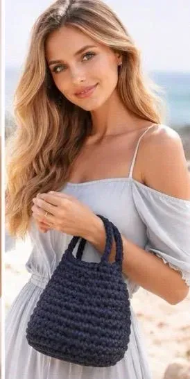 Bolso modelo bombonera hecho de raso 35 euros