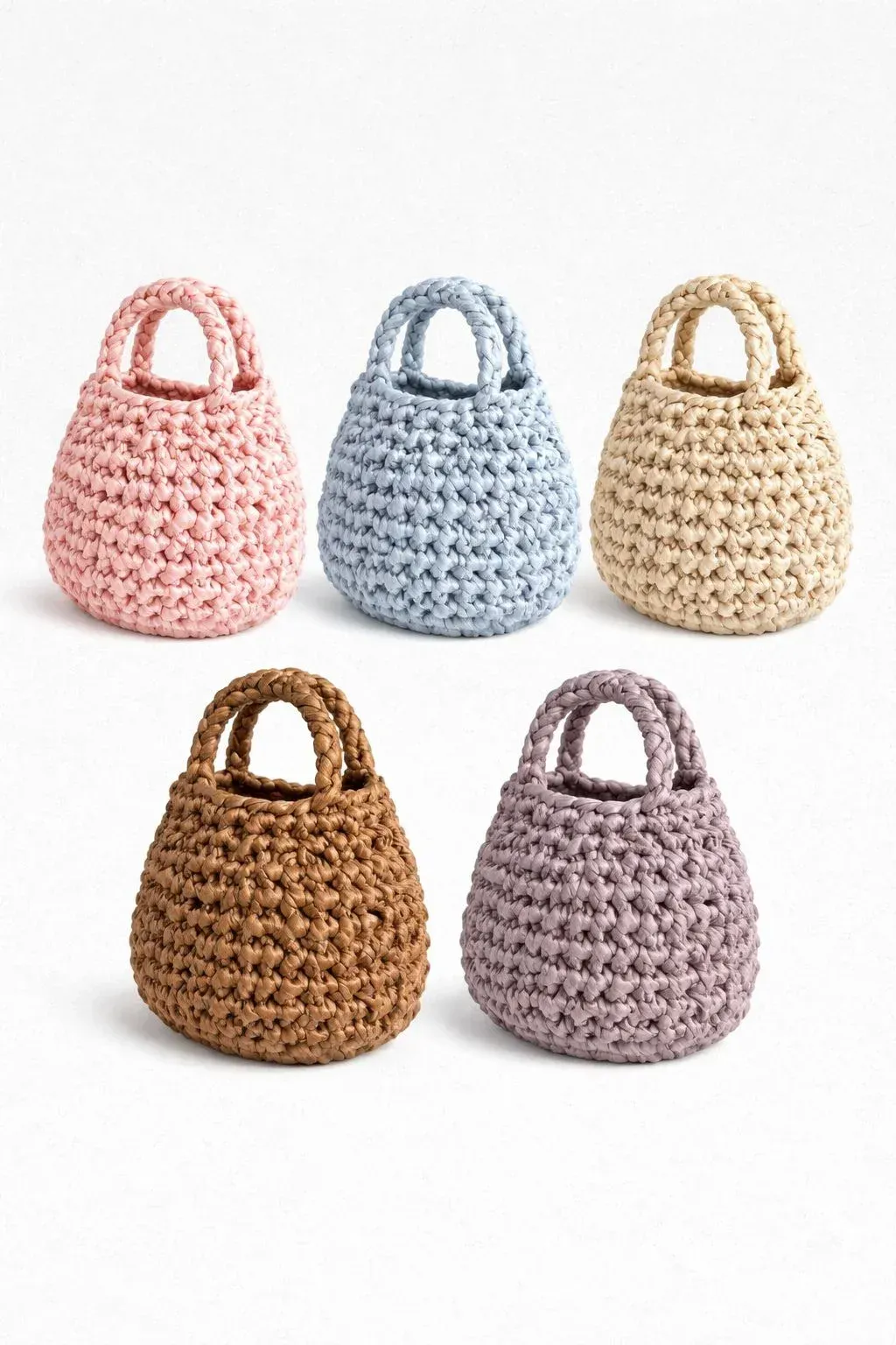 Bolso modelo bombonera hecho de raso