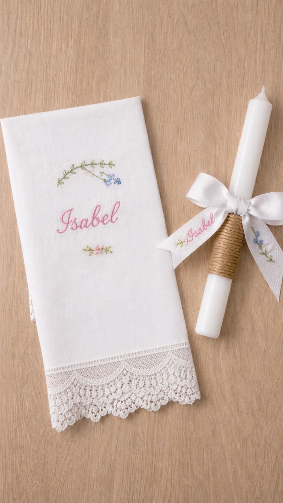 Vela blanca personalizada y tarjeta con ribete de encaje con la palabra 