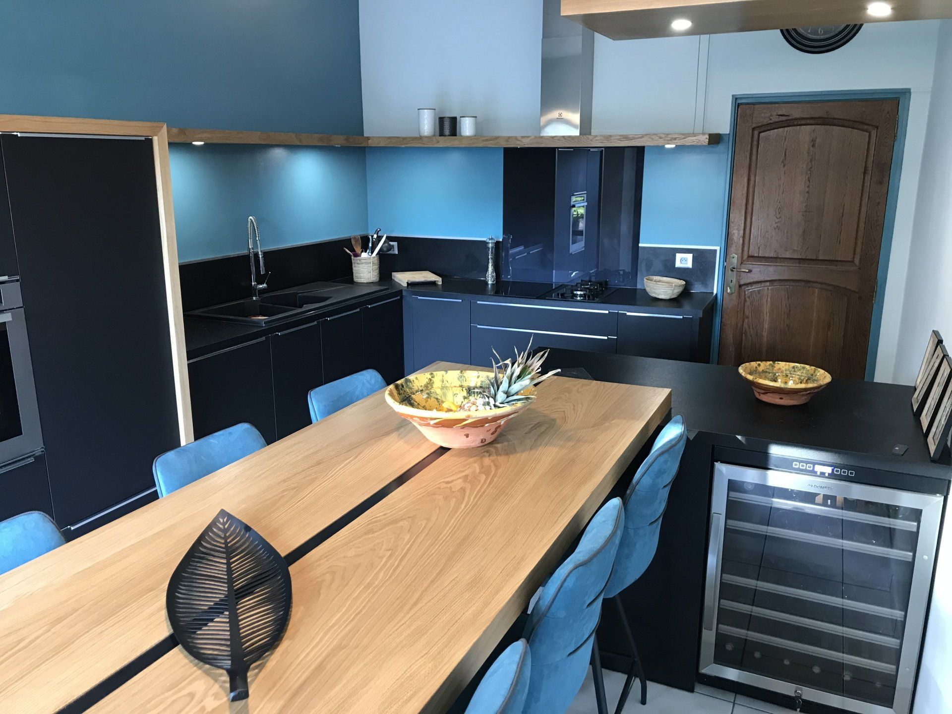 Ilot de cuisine fait sur mesure pour une cuisine noire et bois