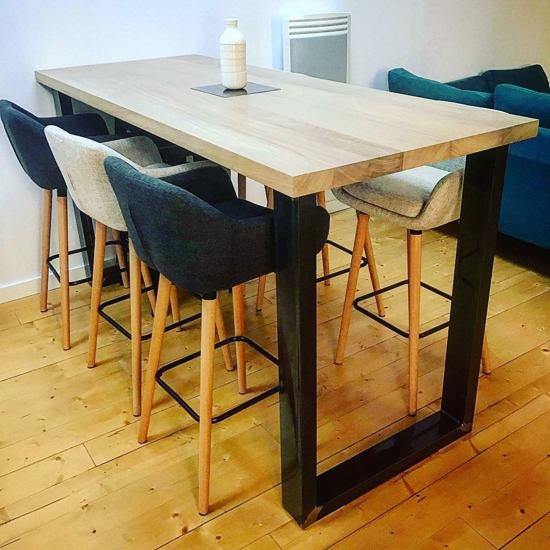 Table en bois clair avec une ligne de bois foncé