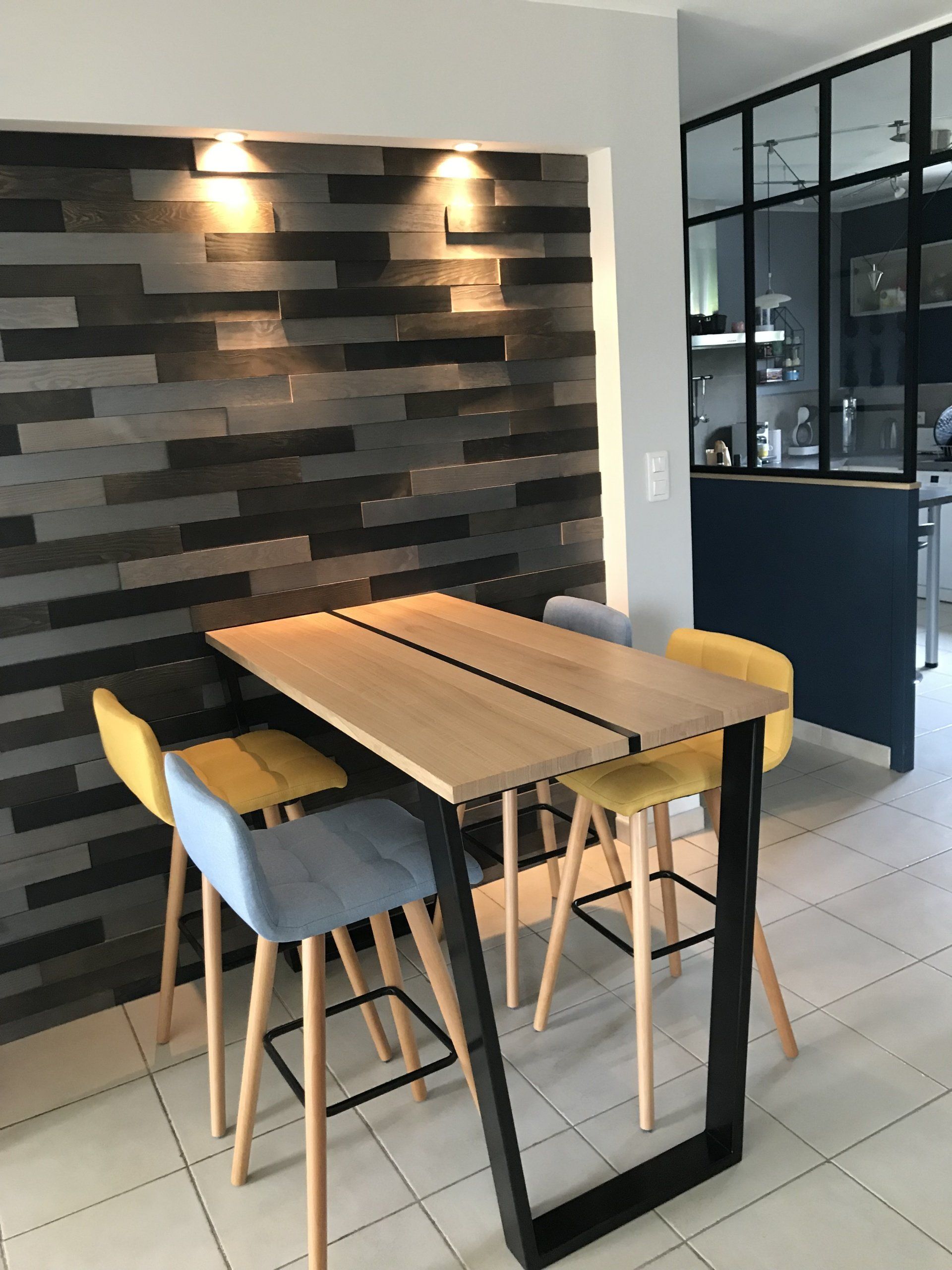 Ilot de cuisine fait sur mesure pour une cuisine noire et bois