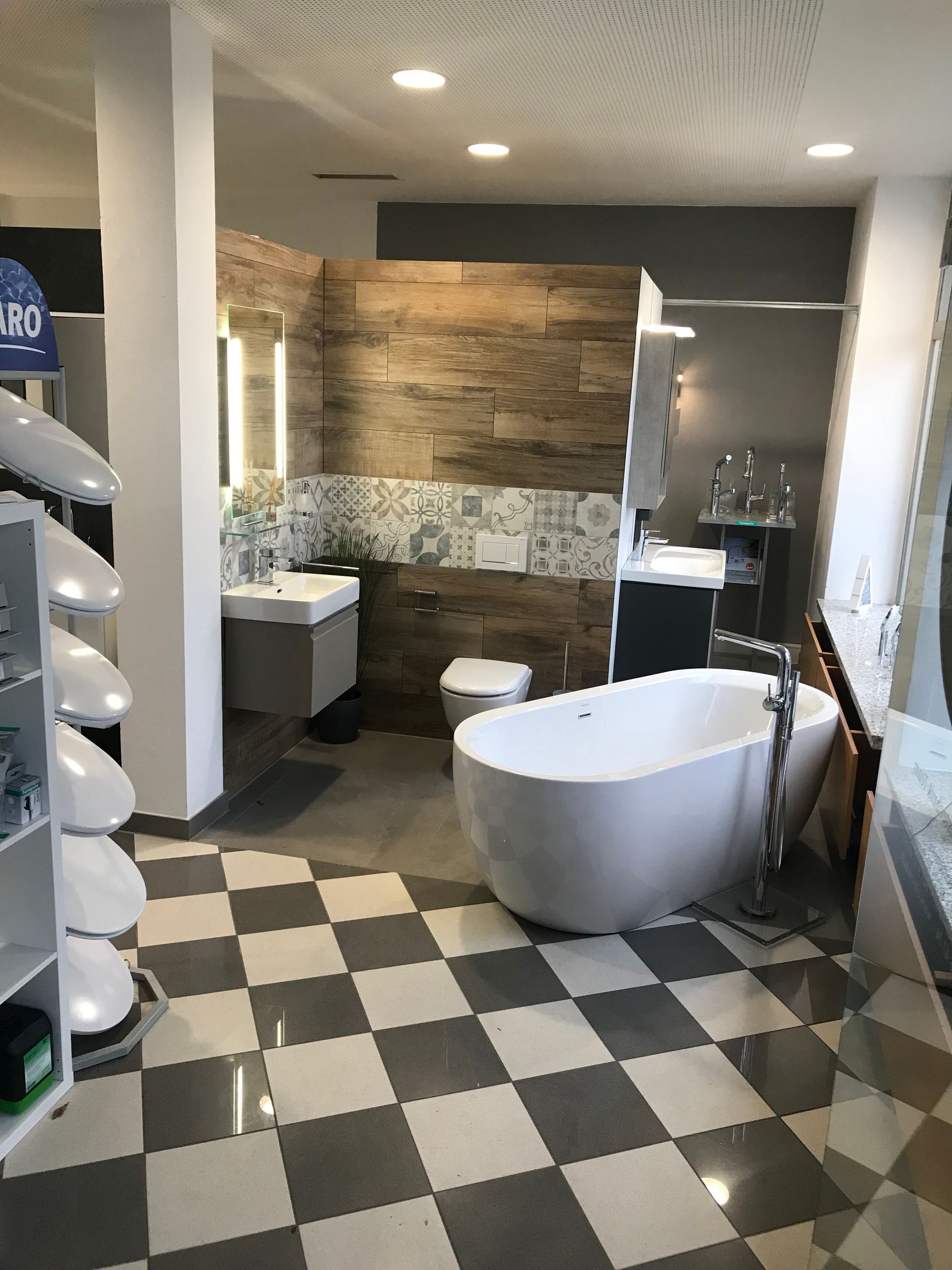 Badausstellung mit Badewanne