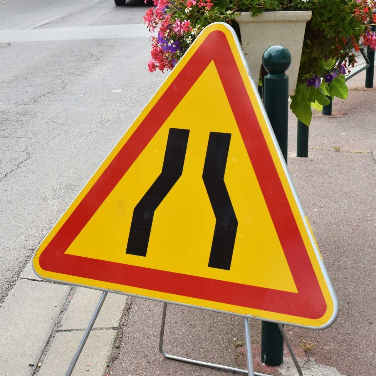 Un panneau de signalisation temporaire de rétrécissement de voie