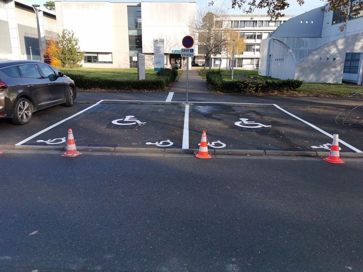 Marquage au sol pour deux emplacements de parking pour PMR