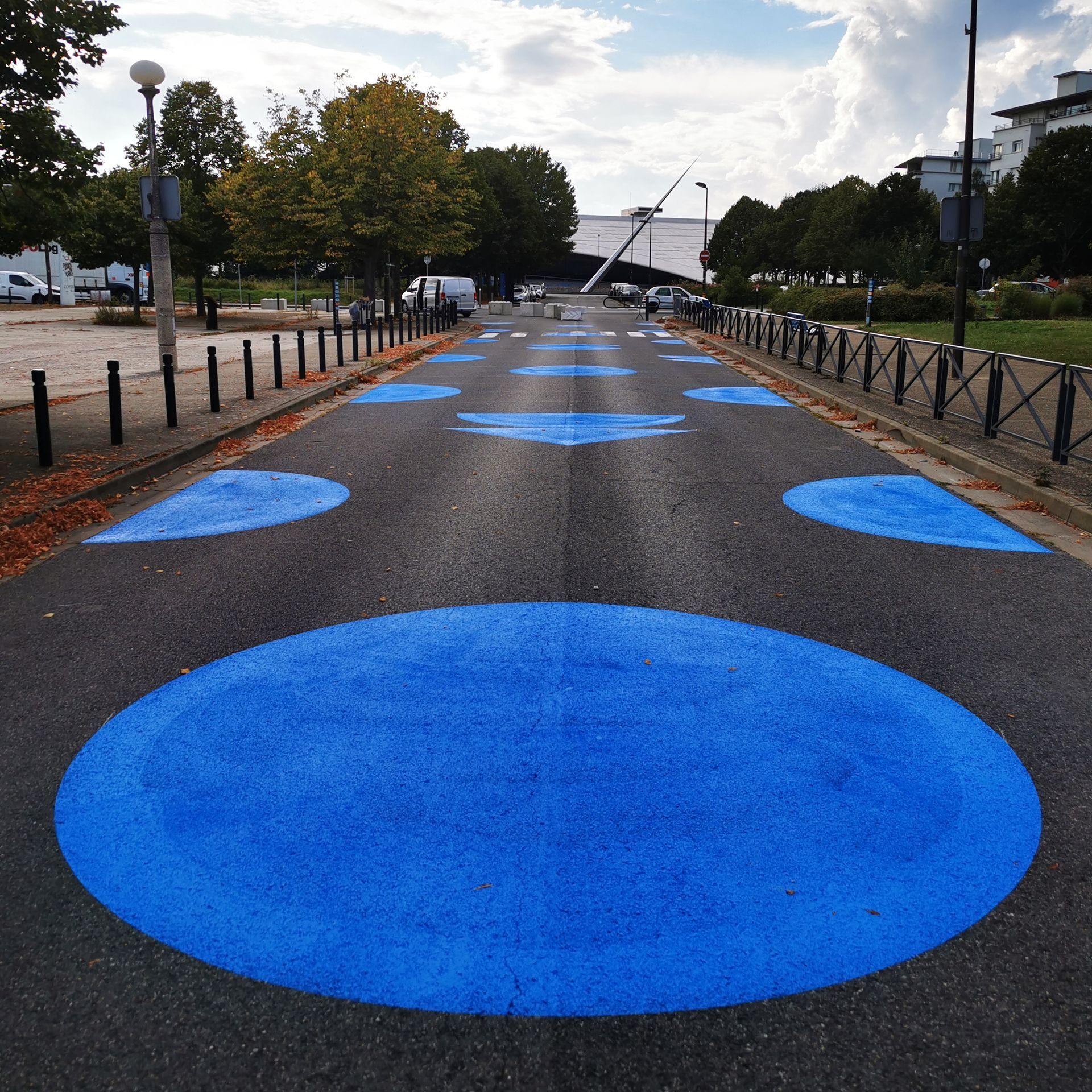 Marquage au sol décoratif dans une zone urbaine