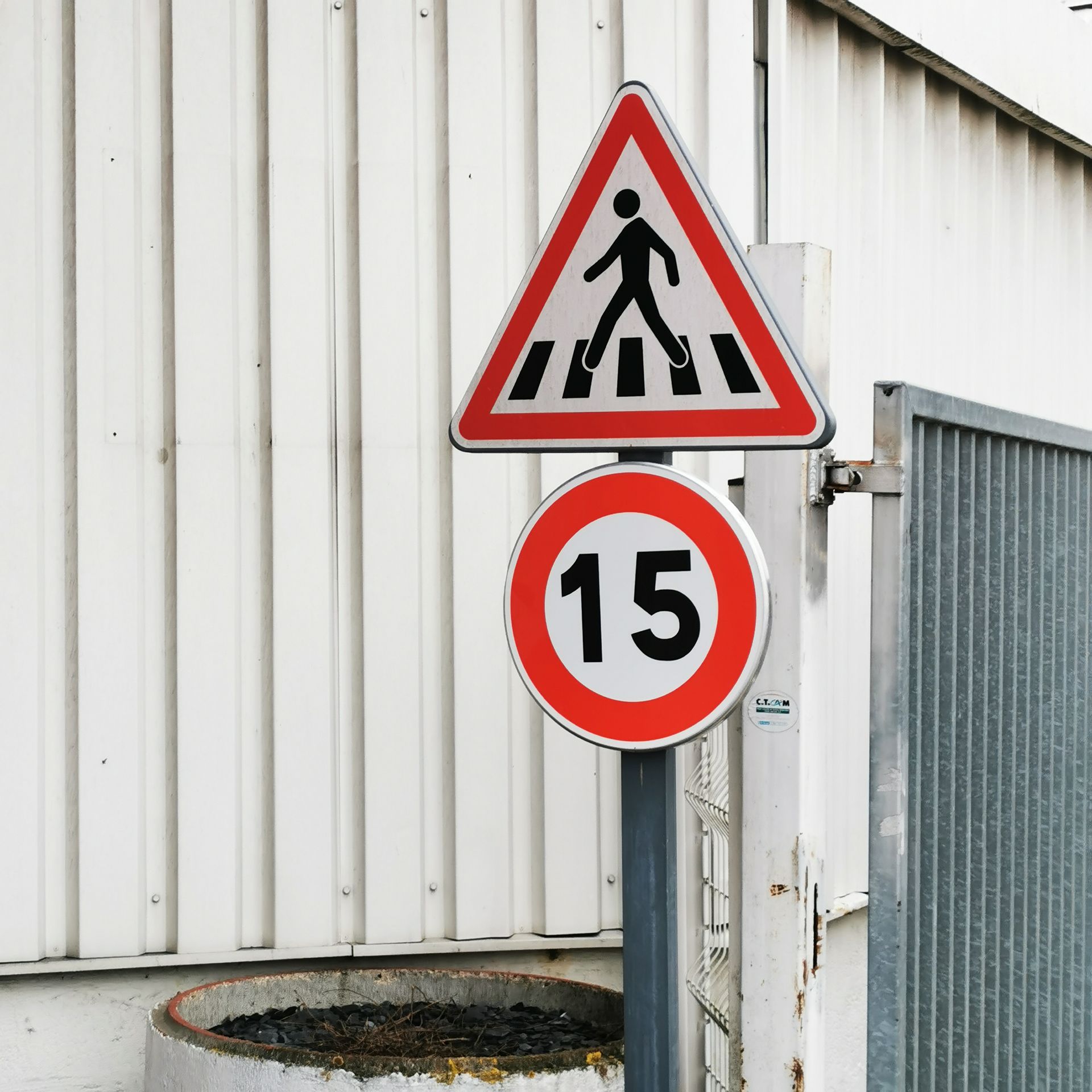 Panneaux de signalisation et feu tricolore à une intersection en ville