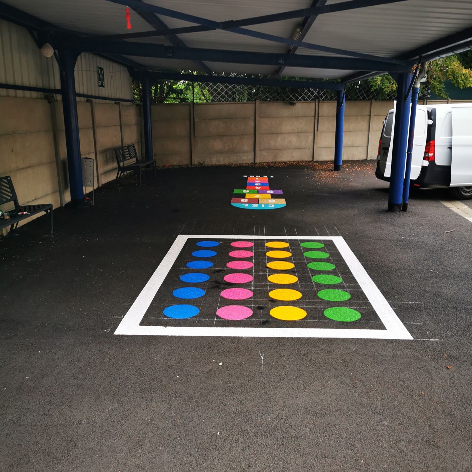 Marelle et jeux en pastilles colorées pour une cours d'école