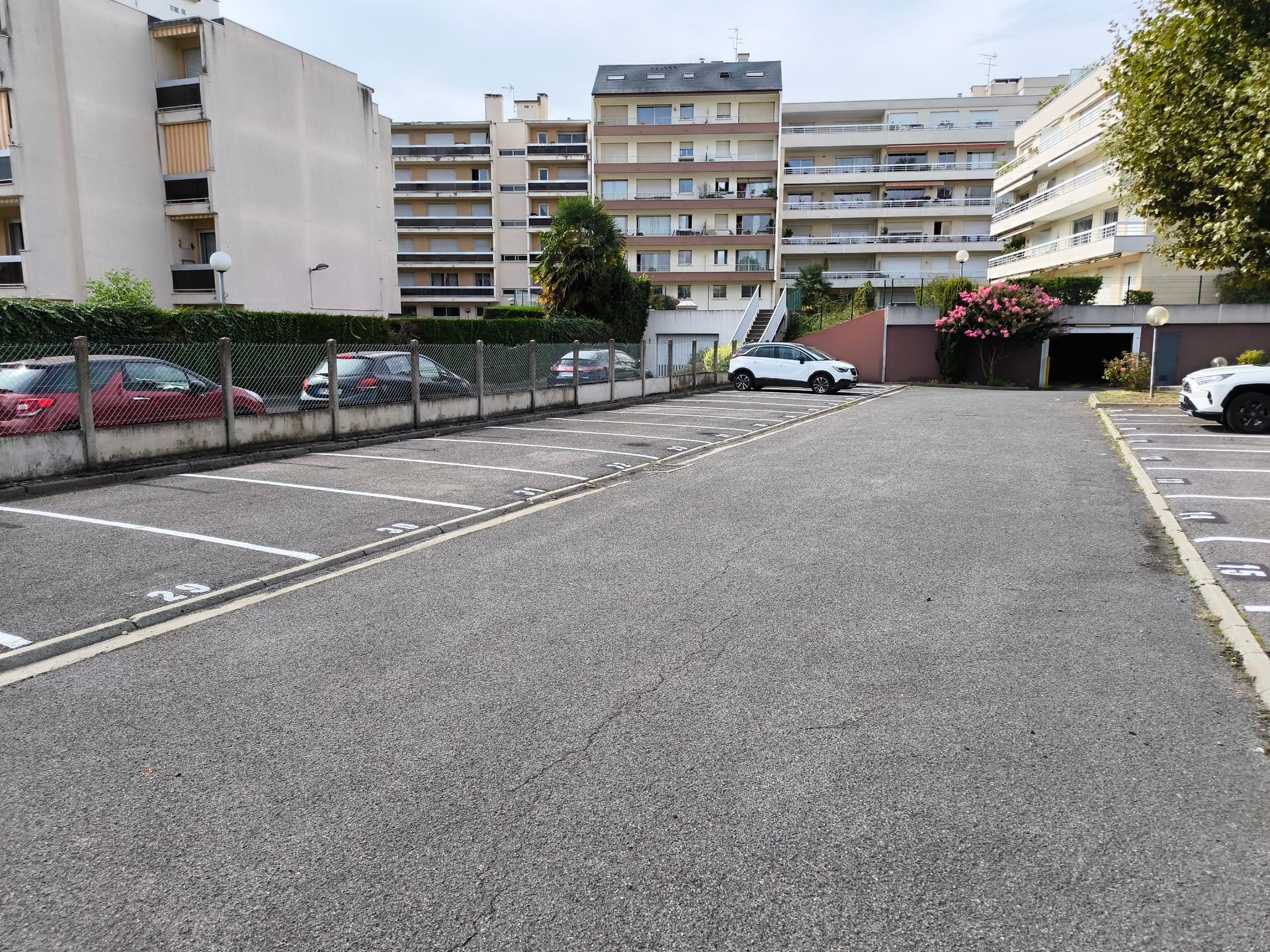 Marquage au sol d'un parking extérieur