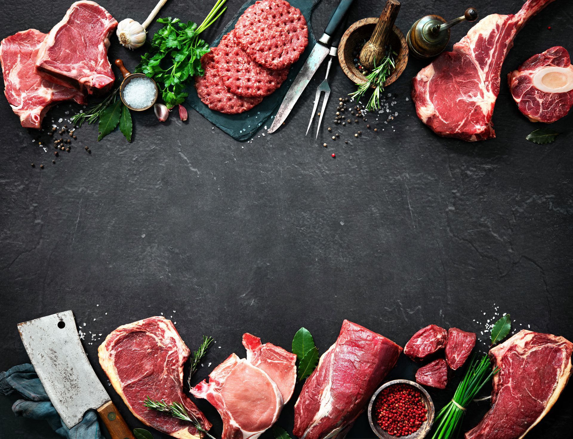 Plusieurs morceaux de viande et un couteau sur une ardoise