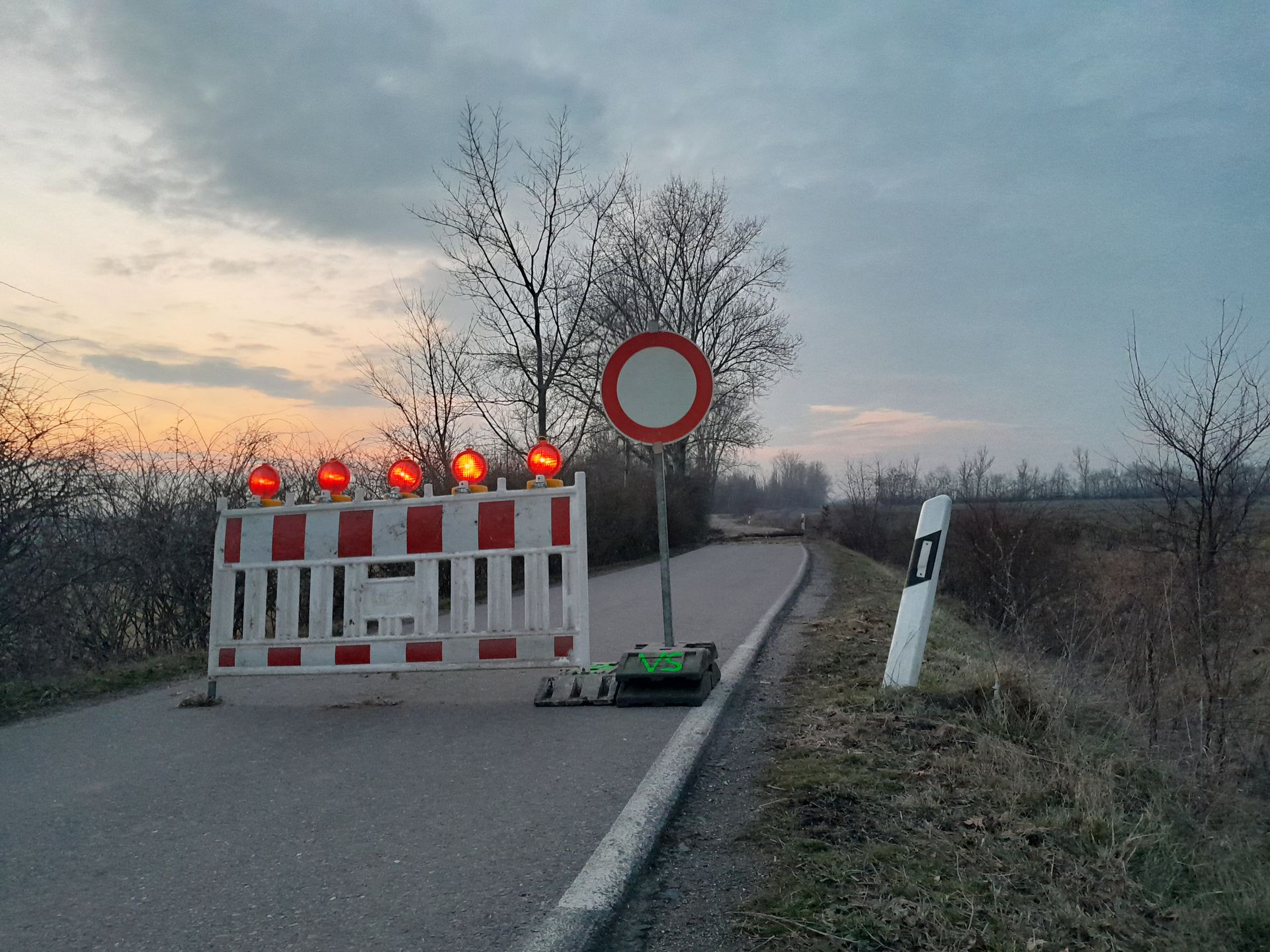 Eine Straße mit einer Schranke und einem Einfahrt verboten-Schild