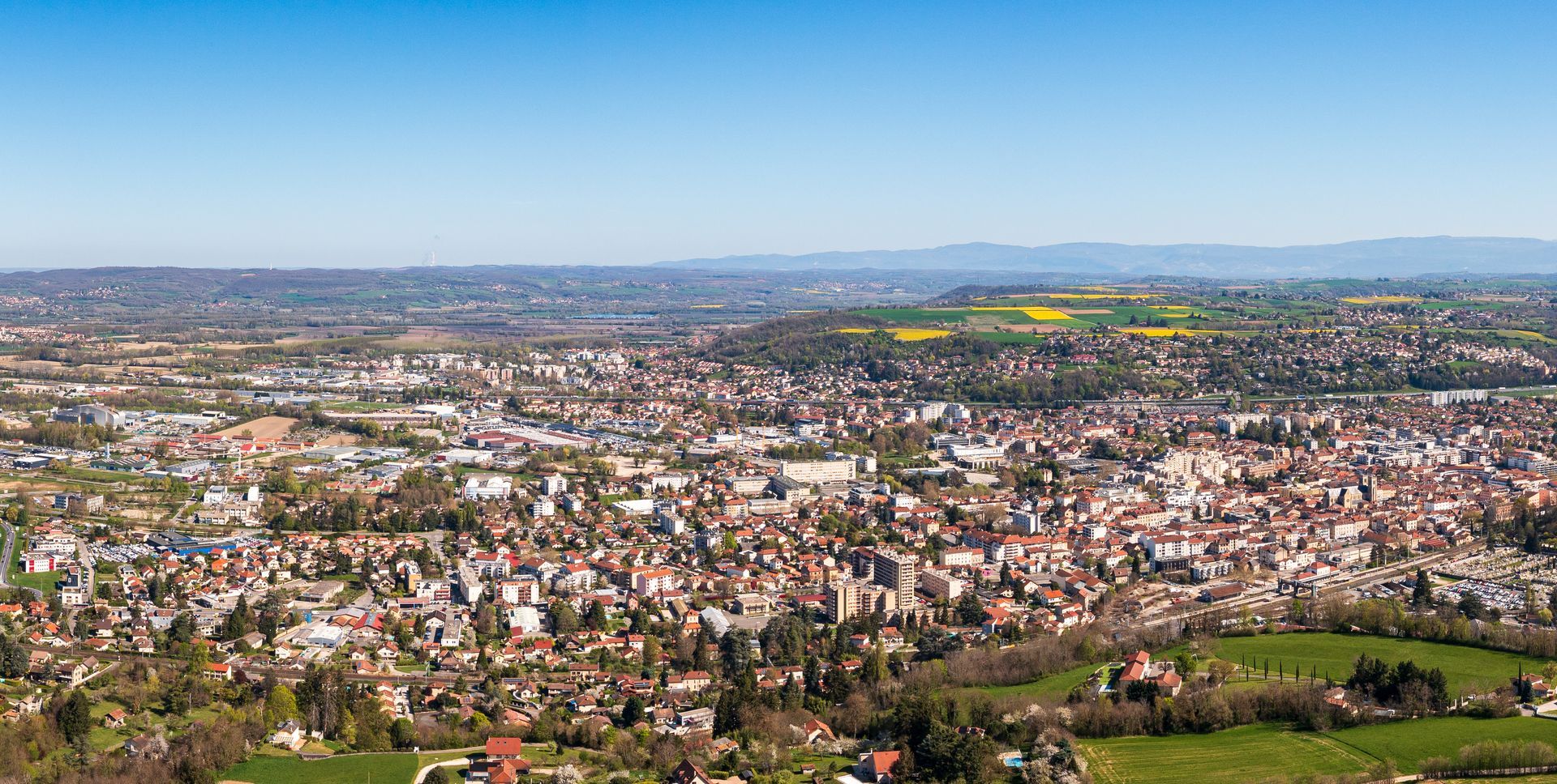Vue panoramique d'une ville tentaculaire avec des immeubles denses.