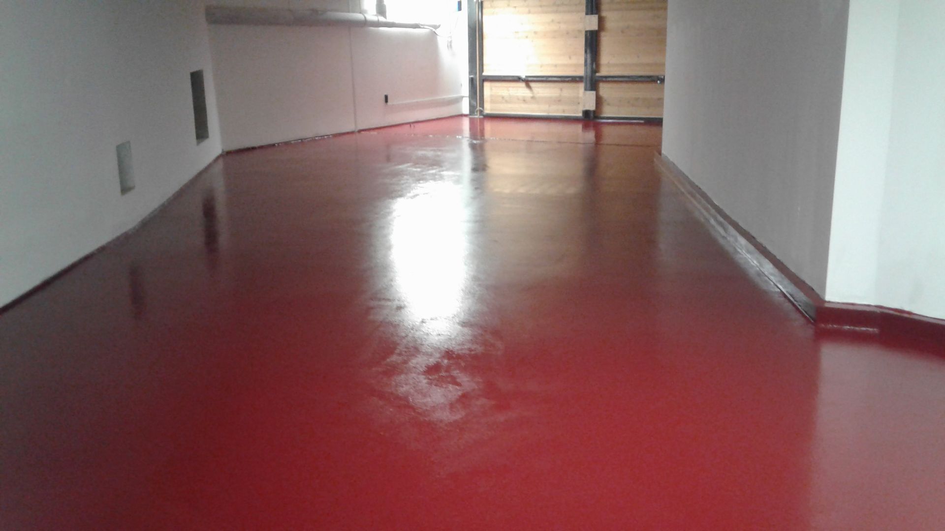 Sol en résine dans un couloir.