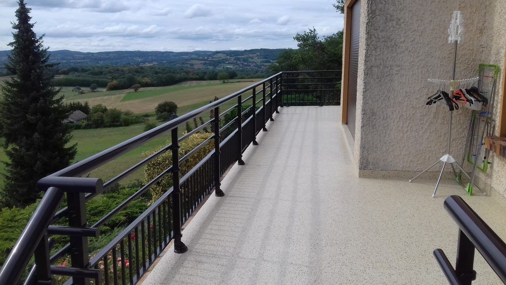Balcon avec rambarde noire.
