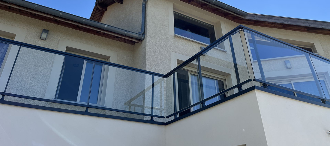 Balcon à balustrade vitrée.