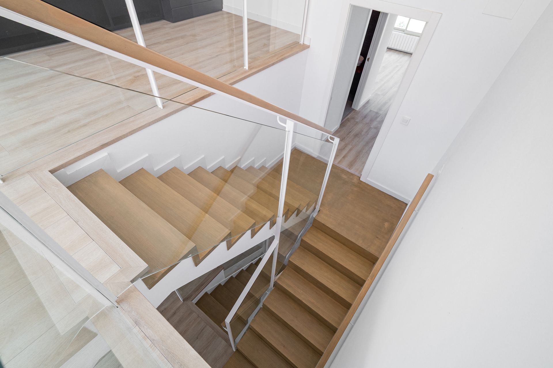 Escalier intérieur moderne avec marches en bois clair.