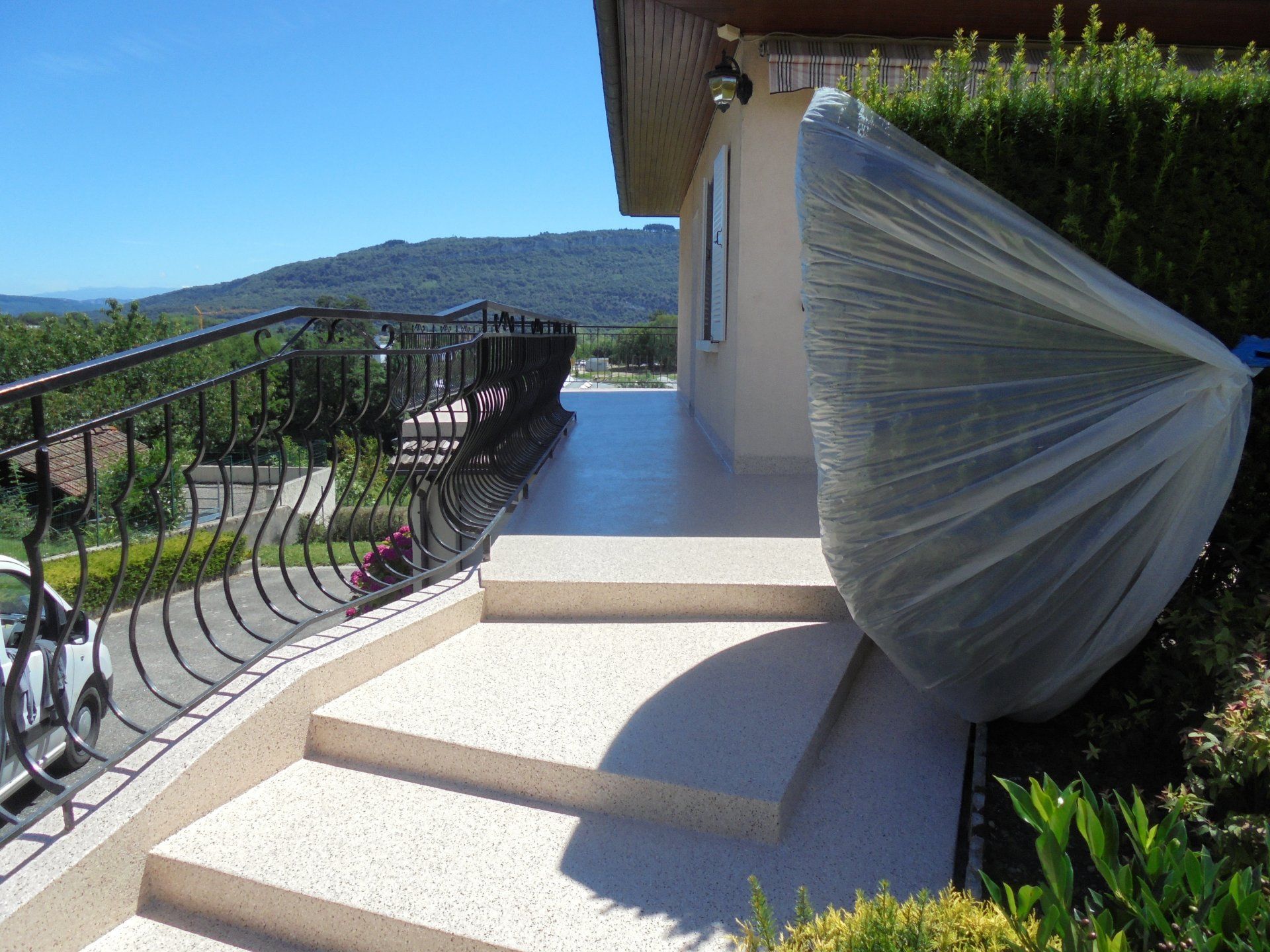 Un balcon et des escaliers en résine.