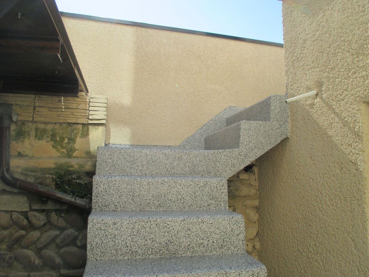 Escalier tournant extérieur en résine.