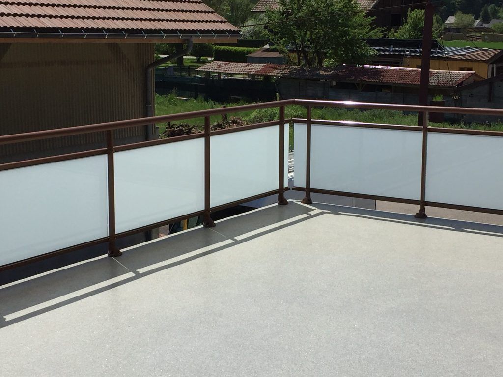 Balcon vide avec rambarde en verre dépoli.