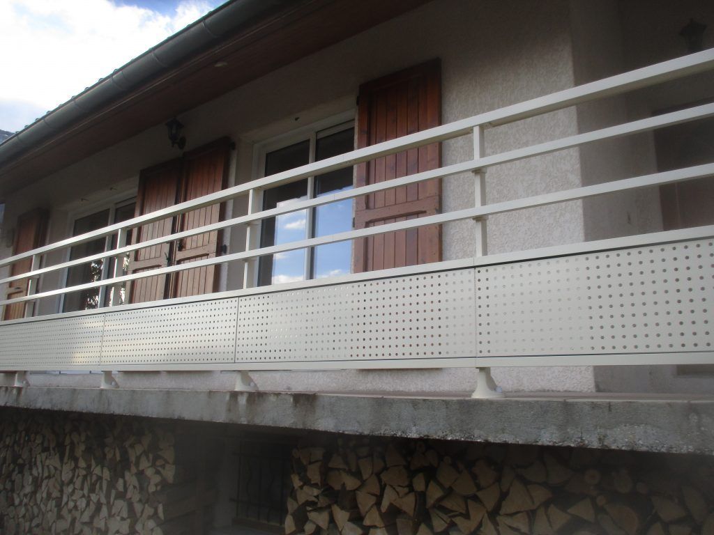 Balcon d'appartement moderne avec garde-corps en métal.