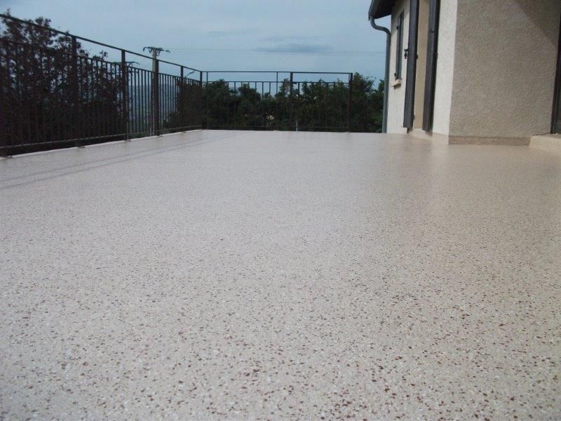 Terrasse avec un garde-corps et un sol en réine.