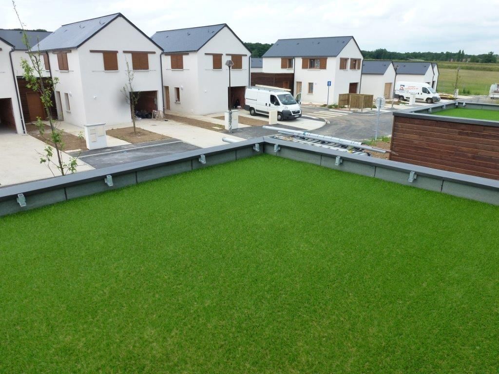 Toiture-terrasse végétalisée avec du gazon.