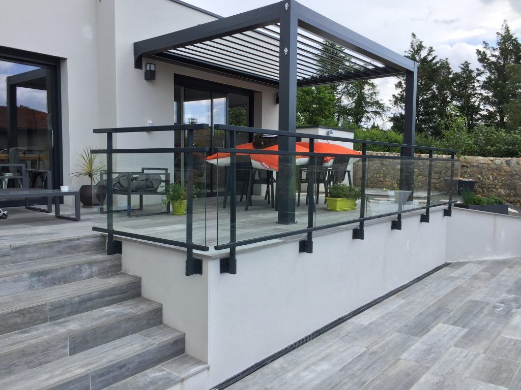 Terrasse moderne avec balustrade en verre.