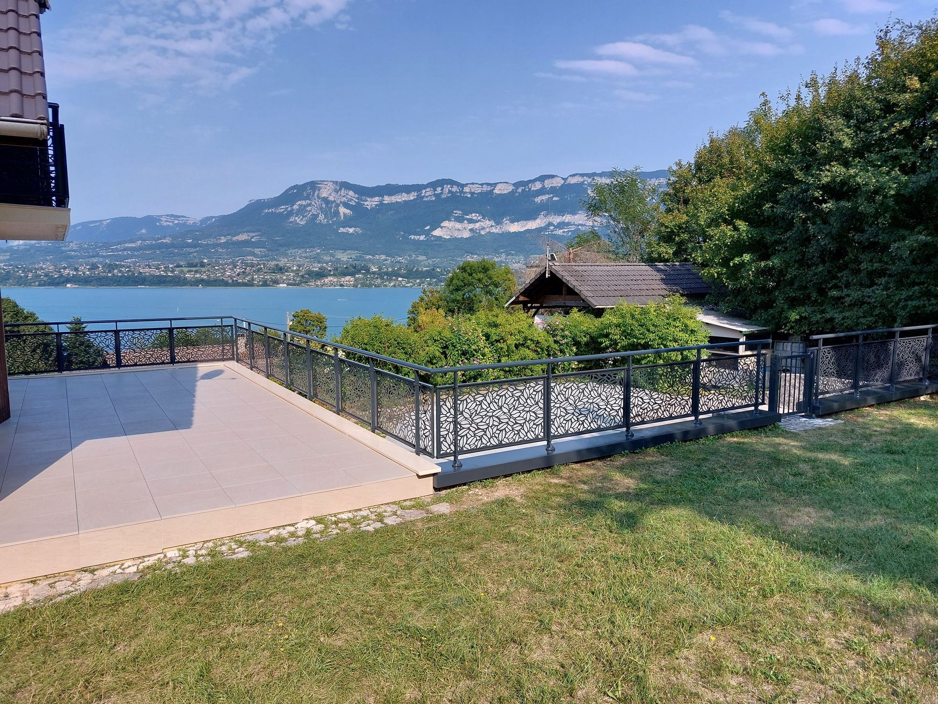 Terrasse moderne avec balustrade en verre.