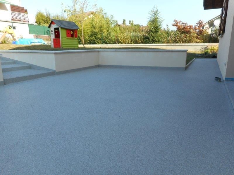 Terrasse avec un revêtement en résine.