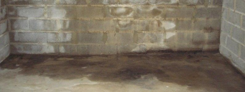 Sol et murs en béton taché par l'humidité